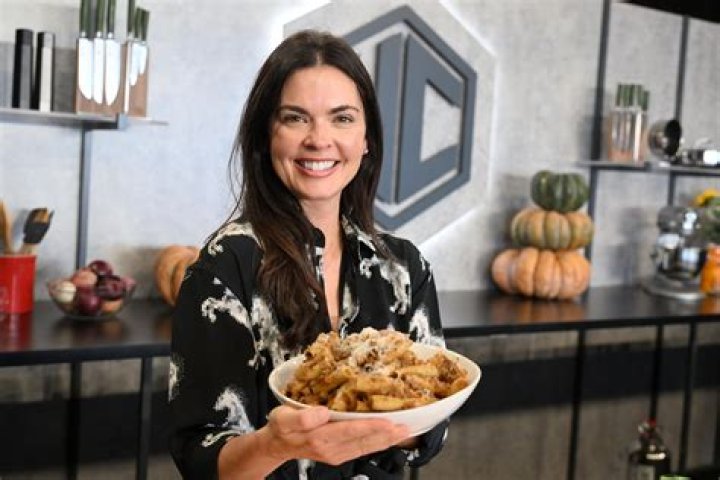 Chef Katie Lee Net worth, Biography, Age, Husband, Pregnancy, Parents, and Books.