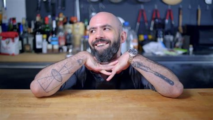 Jason Lee: Wife, net worth, tattoos, smoking & body facts