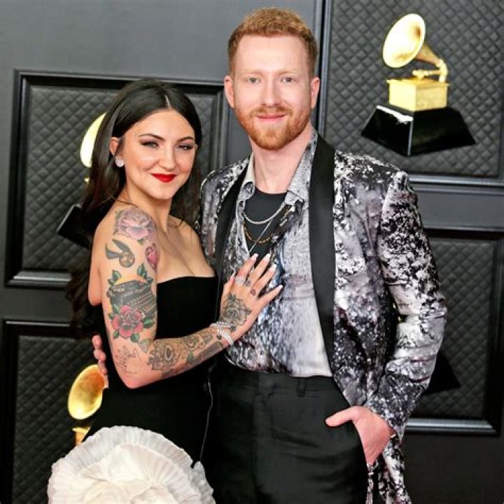 Julia Michaels Bio, Wiki, Age, Birthday, Height, Parents, Boyfriend, Husband, Net Worth, Tattoos,Issues, Lauv, Selena Gomez, JP Saxe, Songs and Albums