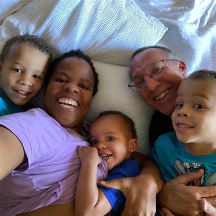 Sara Gilbert – Bio, Wife, Children, Net Worth, Age, Siblings, Is She Dead, Gay?