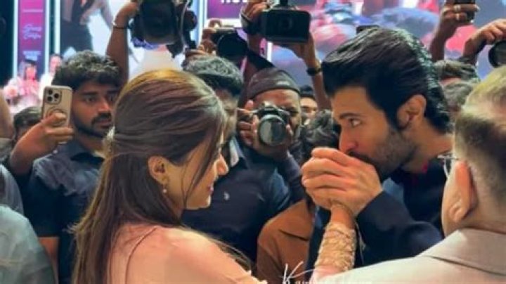 
Vijay Deverakonda Reacts To Sara Ali Khan Revealing Her Crush On Him 